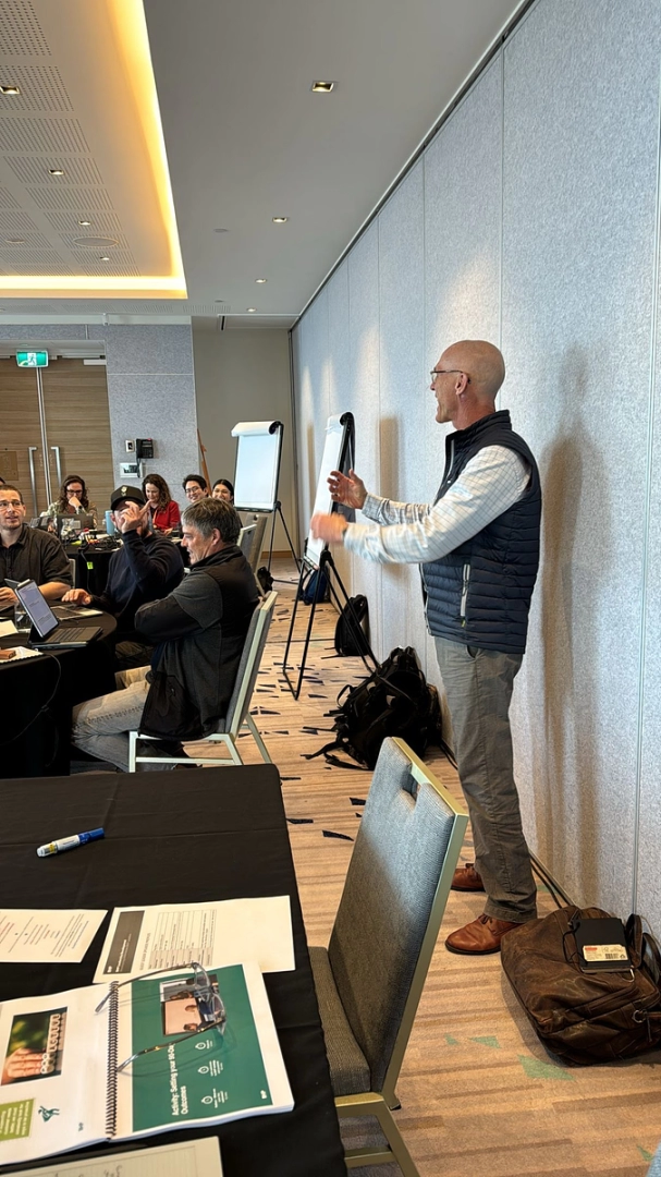 Facilitator guiding leaders through operational decision-making under pressure